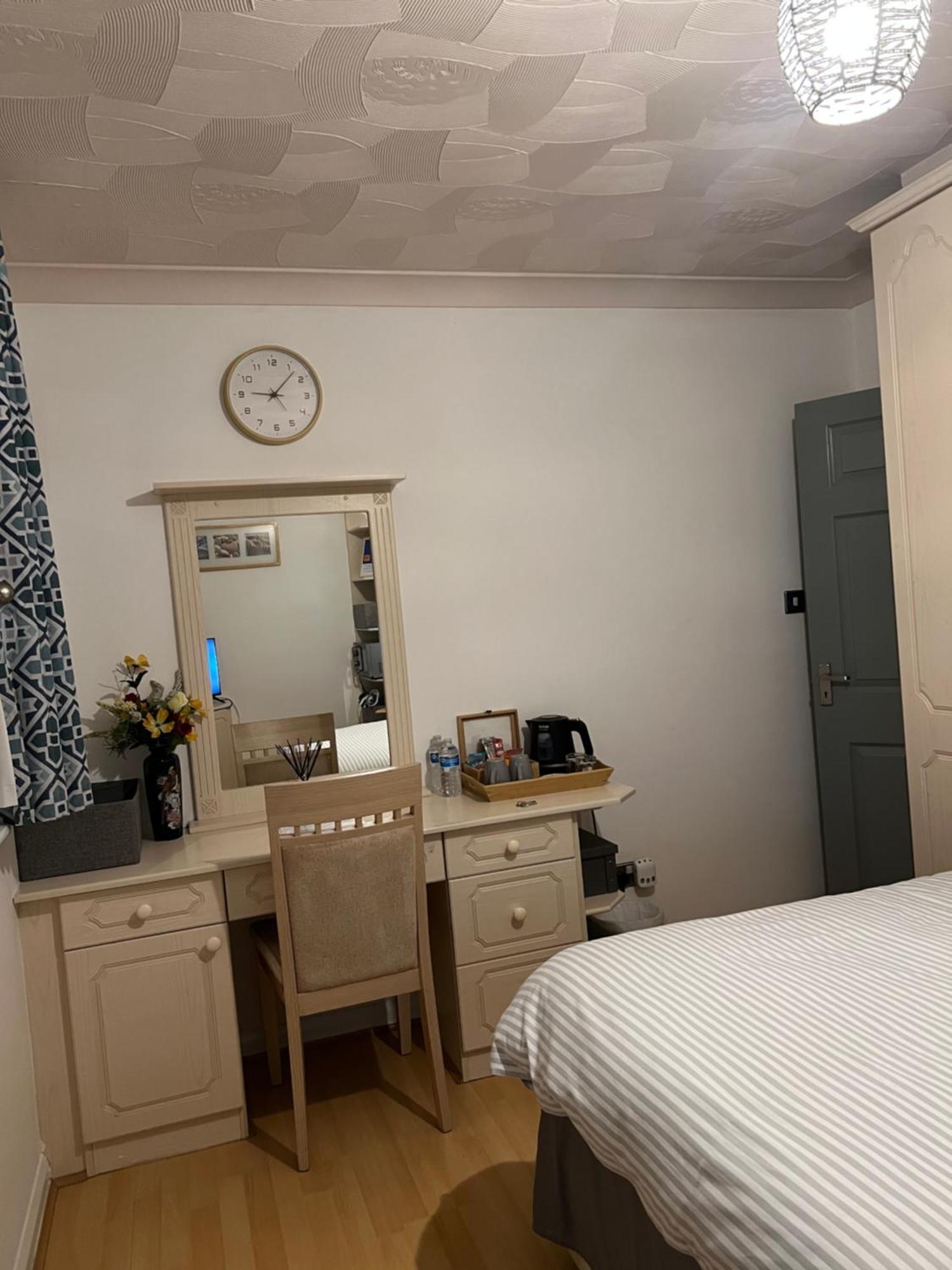 Double Room At The Bungalow With Shared Shower Room Кеттерінг Екстер'єр фото